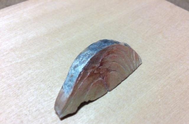 日本餐厅又作妖，不能吃的生鱼片，顾客：牙差点没断了，太骗人了