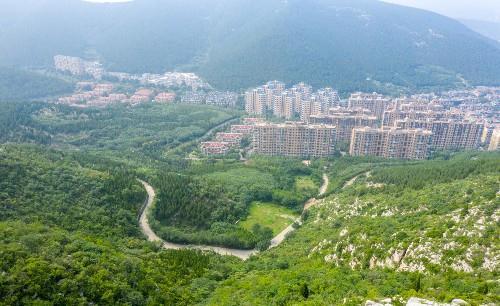 无人机航拍济南佛慧山，茂密的森林绿意盎然，一座天然的城市氧吧