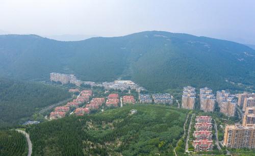 无人机航拍济南佛慧山，茂密的森林绿意盎然，一座天然的城市氧吧