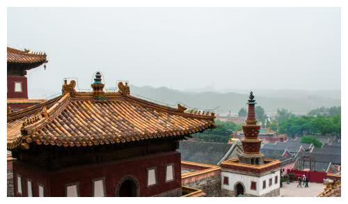 仿西藏桑鸢寺而建，不同风格的建筑融为一体，河北省承德普宁寺