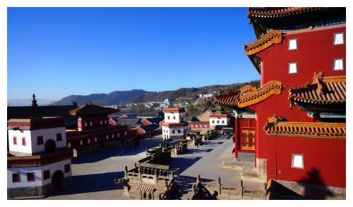 仿西藏桑鸢寺而建，不同风格的建筑融为一体，河北省承德普宁寺