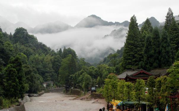 我国西蜀第一山，传说中白素贞的出生地，网友：能看到白蛇吗？