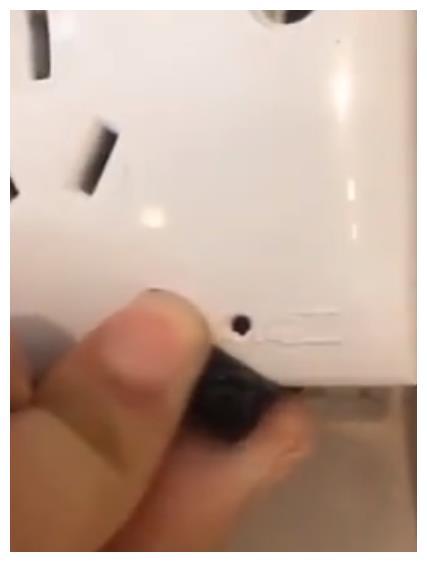 女租客卧室发现针孔摄像头，承租方：那么小的孔径能看见啥？