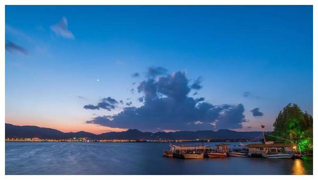 云南最大淡水湖泊，面积在不断减小但景色仍美丽，今吸引游客无数