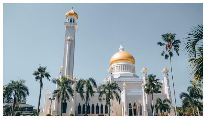 文莱最著名的清真寺，金顶由纯黄金打造，是游客必打卡之地