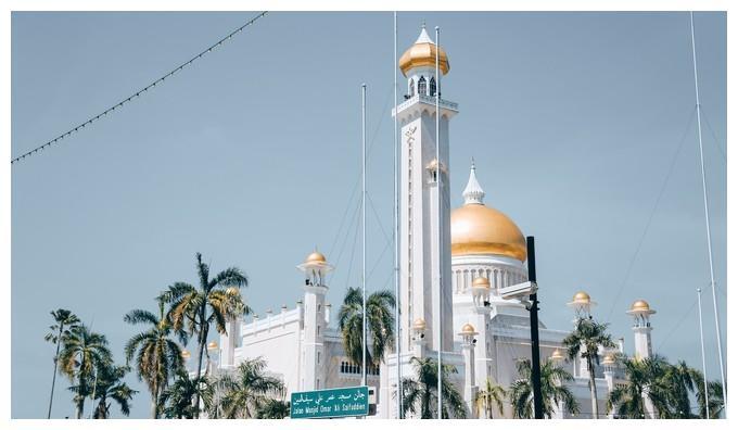 文莱最著名的清真寺，金顶由纯黄金打造，是游客必打卡之地