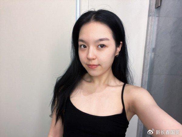 李咏21岁女儿中秋节晒近照，身穿吊带大秀性感好身材