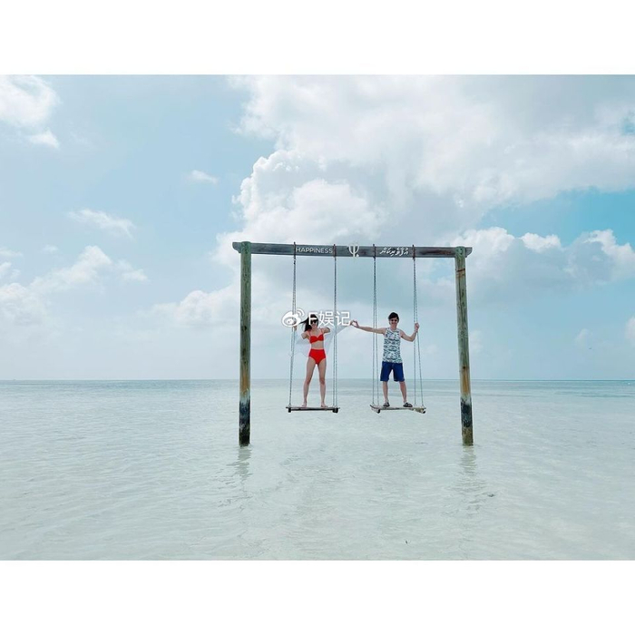 罕见秀美背好身材!钟嘉欣和老公难得撇下子女去出国度假秀恩爱