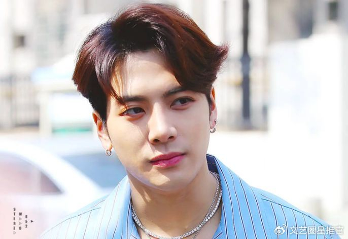 王嘉尔素颜怼脸生图曝光!黑头多,侧脸鼻子疑变形,鼻梁弧度崎岖