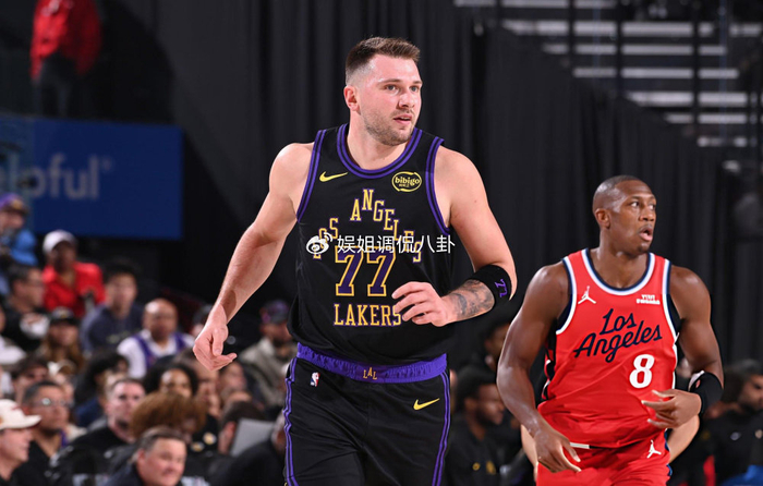 东契奇关键空位三分拒投成笑柄！被骂上全美热搜 遭嘲讽是最差运动员