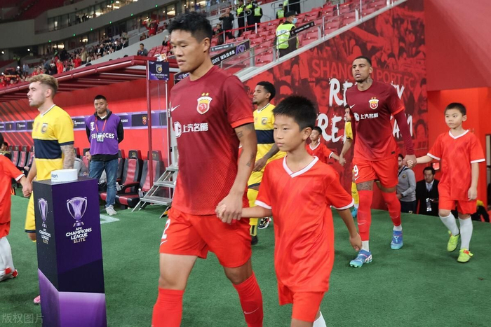 上港3比2击败中央海岸水手，后防线漏洞百出，未来必须补强新援