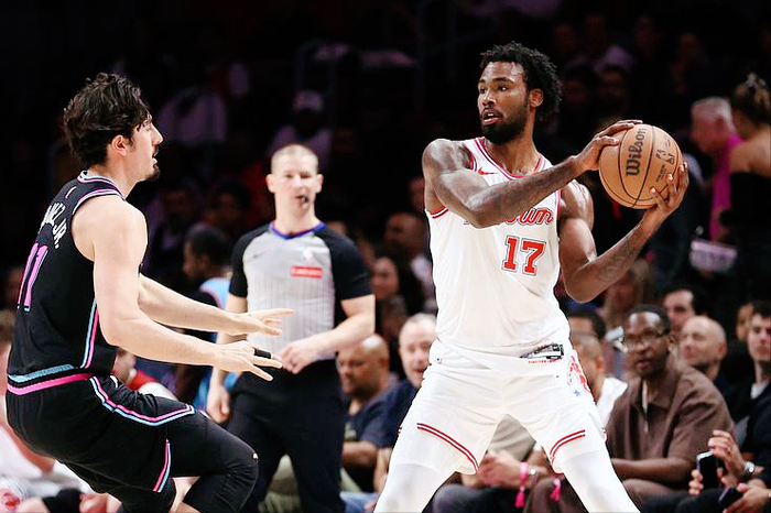 工资低人一等还挨骂！伊森硬刚乌度卡，合同年的委屈谁懂？