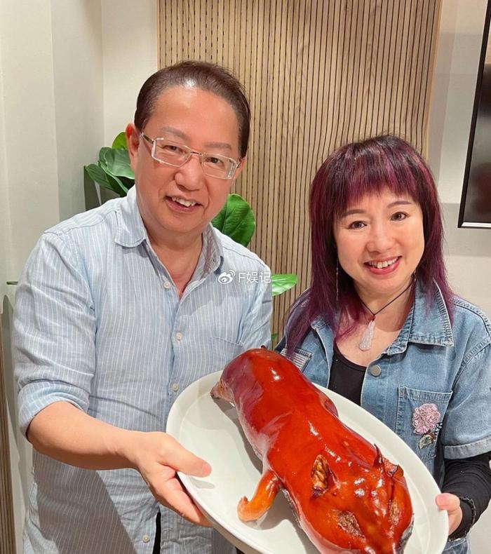 TVB金牌监制夫妇开派对庆祝结婚42周年 一众老牌艺人纷纷参加