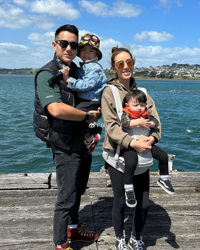梁靖琪夫妇带两个儿子出国旅游 亲近大自然与各种小动物接触