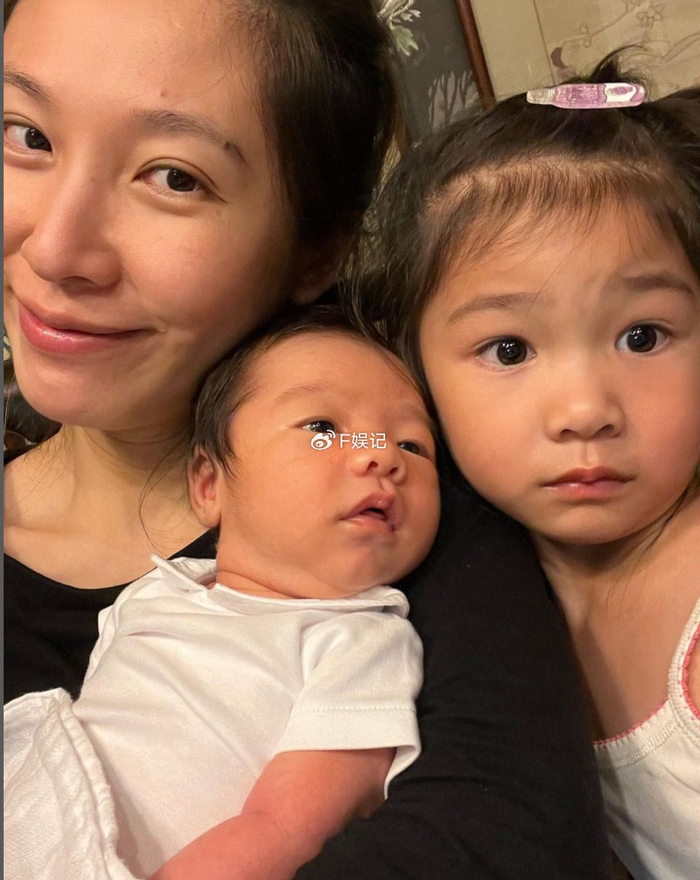 似三代人！李美慧和百亿老公同时亲吻儿子脸颊庆祝儿子出生一百天