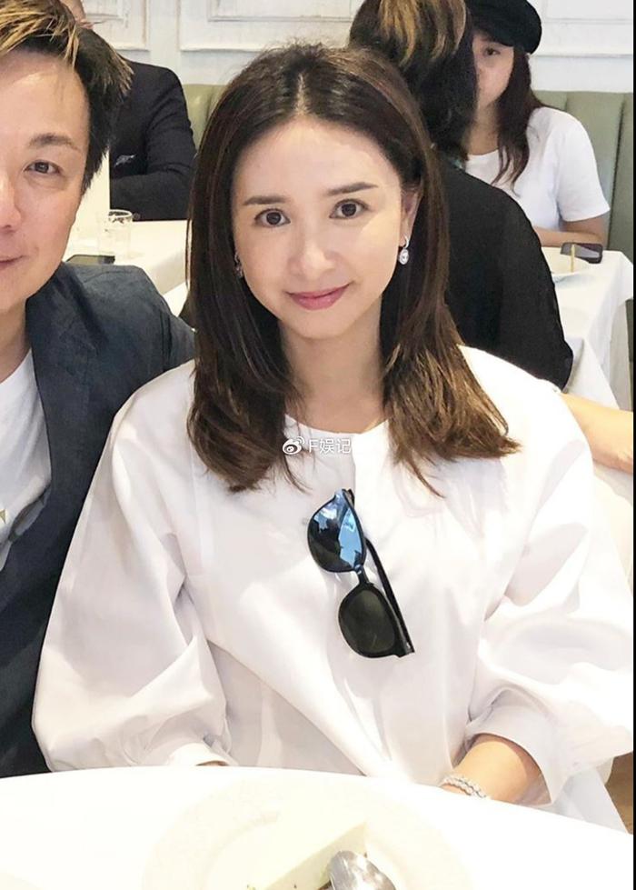 56岁港姐吴婉芳与儿媳像姐妹 儿媳情商高没不开心反而赞婆婆漂亮