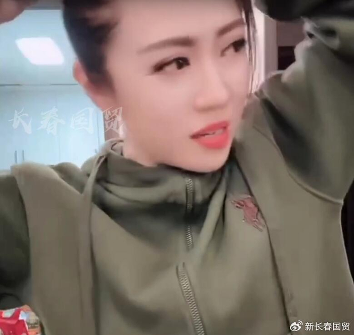 网爆：“刘能”前妻直播炫富，一颗钻戒18万嘲讽粉丝买不起