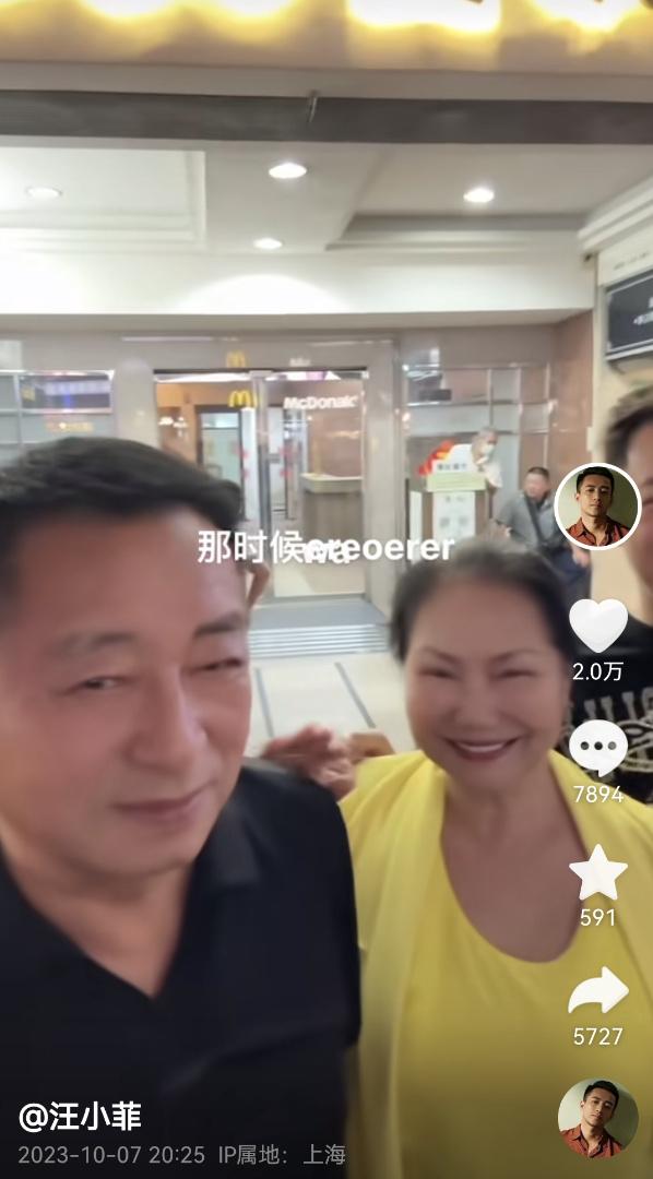 汪小菲带父亲回台湾，汪爸被S妈亲密搭肩神情微妙，网友直呼心疼张兰