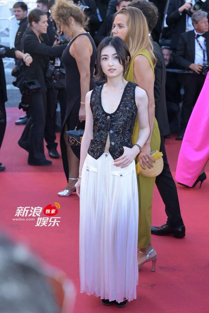 张子枫身穿露脐马甲亮相《私生活》戛纳首映红毯！