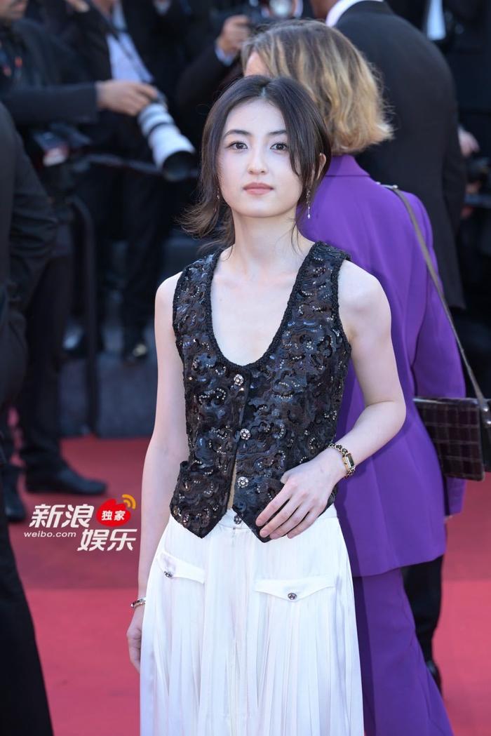 张子枫身穿露脐马甲亮相《私生活》戛纳首映红毯！