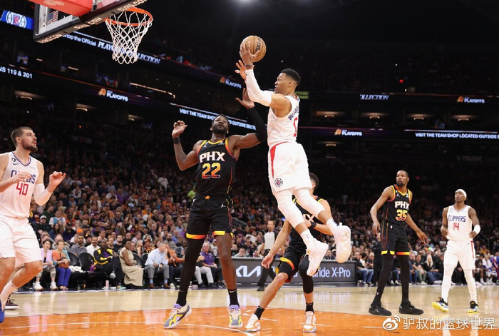 籃板球表現(xiàn)穩(wěn)定場均搶下45個籃板內(nèi)線實力不容小覷