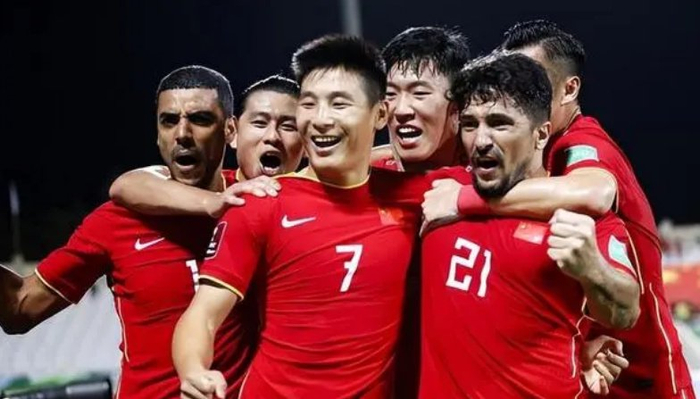 国脚大鱼曝光，名记：4次夺冠，深夜打探队友情况，或涉及两豪门