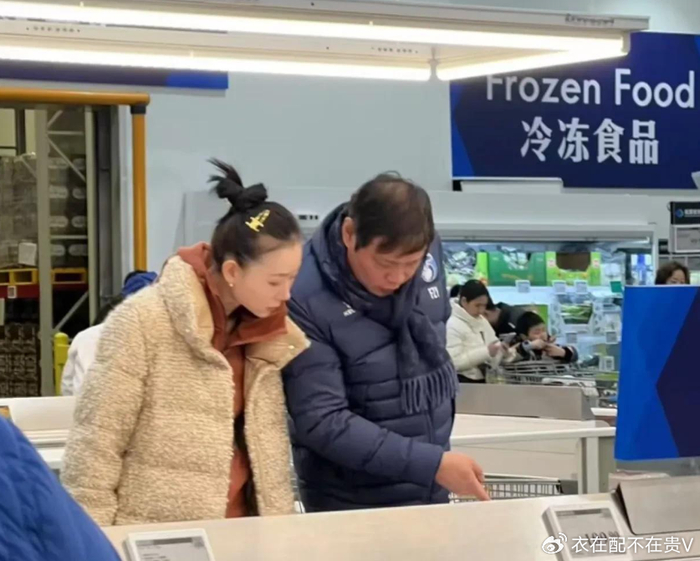 55岁范志毅和小17岁娇妻逛山姆， 他秃顶明显老了， 三婚老婆年轻貌美