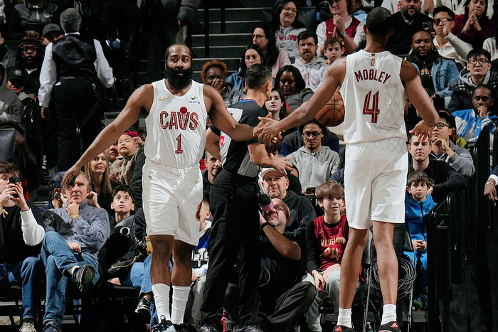 36岁哈登带伤复出准三双胜篮网，一句“能运球就打”听哭了多少人