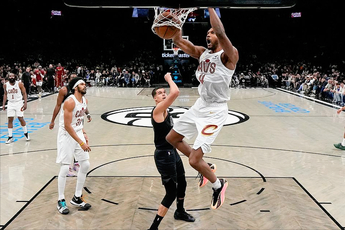 36岁哈登带伤复出准三双胜篮网，一句“能运球就打”听哭了多少人