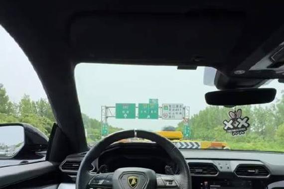 兰博基尼urus高速智能辅助驾驶第一视角