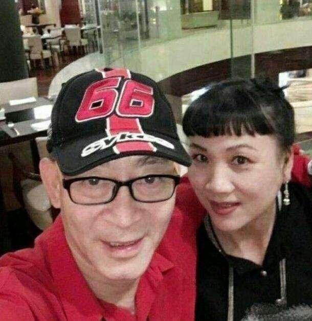 六小龄童老婆正视衰老，面对镜头不遮皱纹，但不妨碍她化妆变美