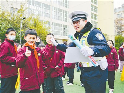 引导文明出行 筑牢平安防线