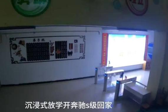 放学放学放学 又是辛苦读书的一天 让奔驰s给我放松一下吧