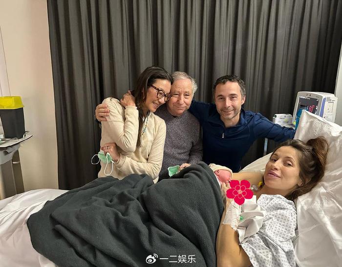 杨紫琼首晒祖孙三代全家福,怀抱新生婴儿出镜,与78岁老公超恩爱