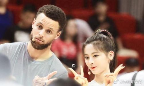 NBA女球迷有多疯狂？阿杜被熊抱，库里被撩，看到科比我服了！