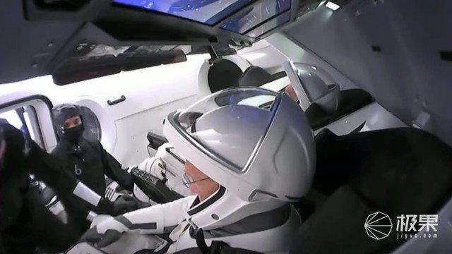 “狂人”马斯克创造人类航天史！SpaceX完成首次载人商业发射