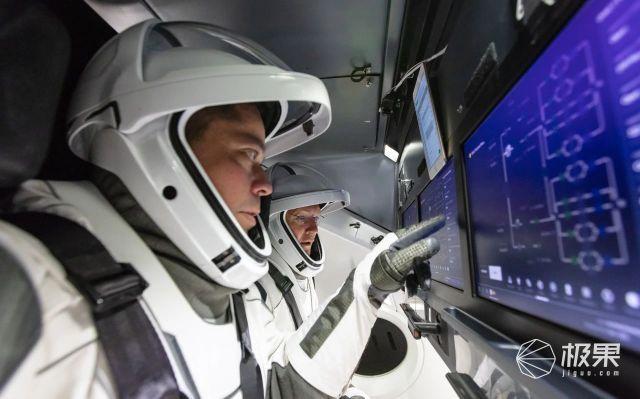 “狂人”马斯克创造人类航天史！SpaceX完成首次载人商业发射