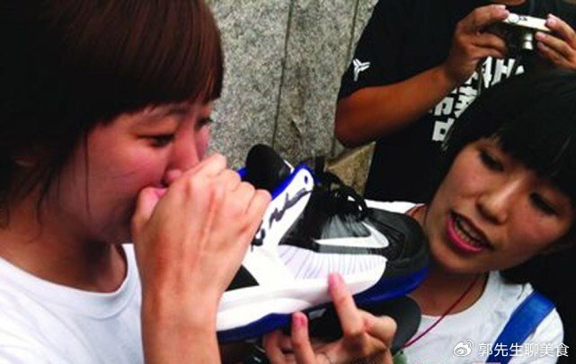 NBA女球迷有多疯狂？阿杜被熊抱，库里被撩，看到科比我服了！