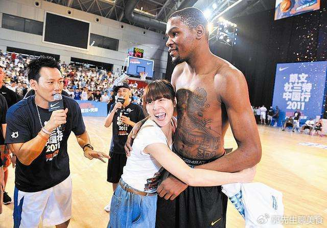 NBA女球迷有多疯狂？阿杜被熊抱，库里被撩，看到科比我服了！