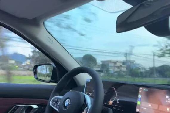 其实20多岁在小县城能开上宝马三系真的已经超越百分之80的同龄人了吧！