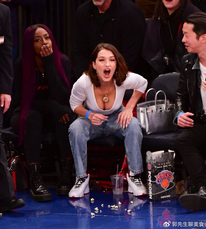 NBA女球迷有多疯狂？阿杜被熊抱，库里被撩，看到科比我服了！