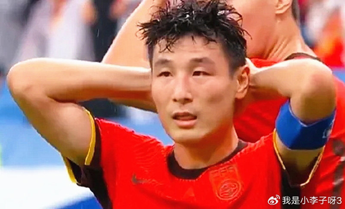 国足遭沙特逆转！4人评分及格，王大雷武磊成罪人，主帅怒怼记者