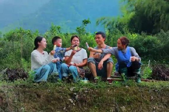 炎热的夏天到了，带着侄儿做个水果冰棍缓解夏日的炎热