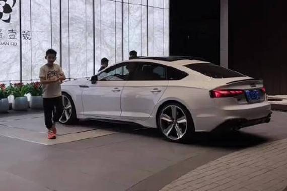 看着他们 我放佛看到了当年的自己