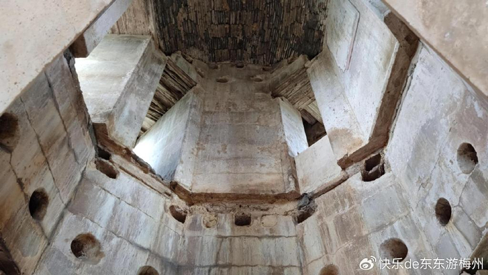 蕉岭文福路亭古塔，木板被拆后拱形青砖楼板竟不塌，顶层外有围墙