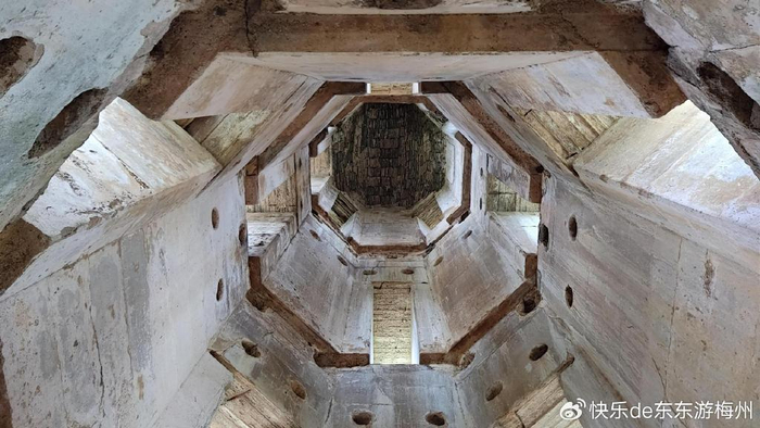 蕉岭文福路亭古塔，木板被拆后拱形青砖楼板竟不塌，顶层外有围墙