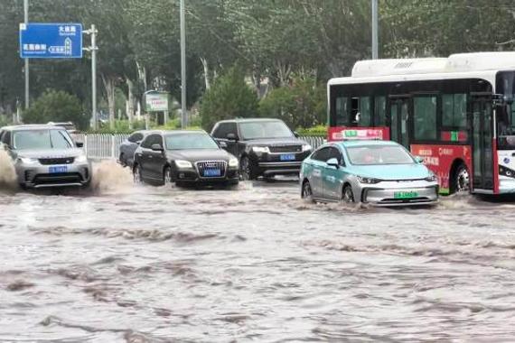 男子暴雨中驾驶路虎揽胜引关注