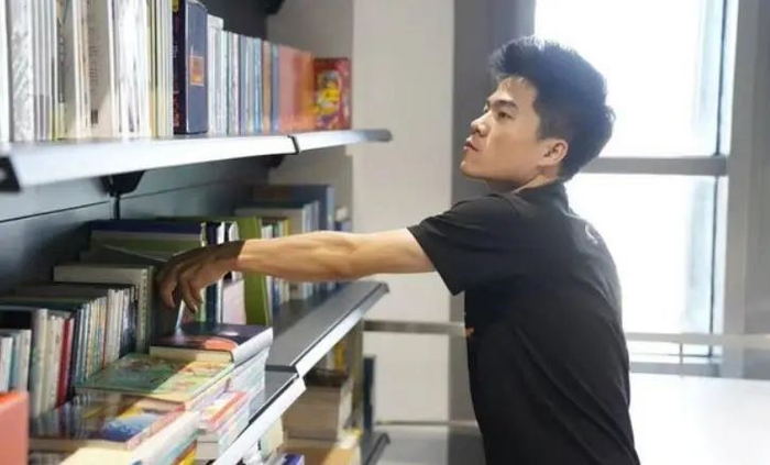 深扒董宇辉事件,在东方甄选直播间,有些不得不说的事在浮出水面