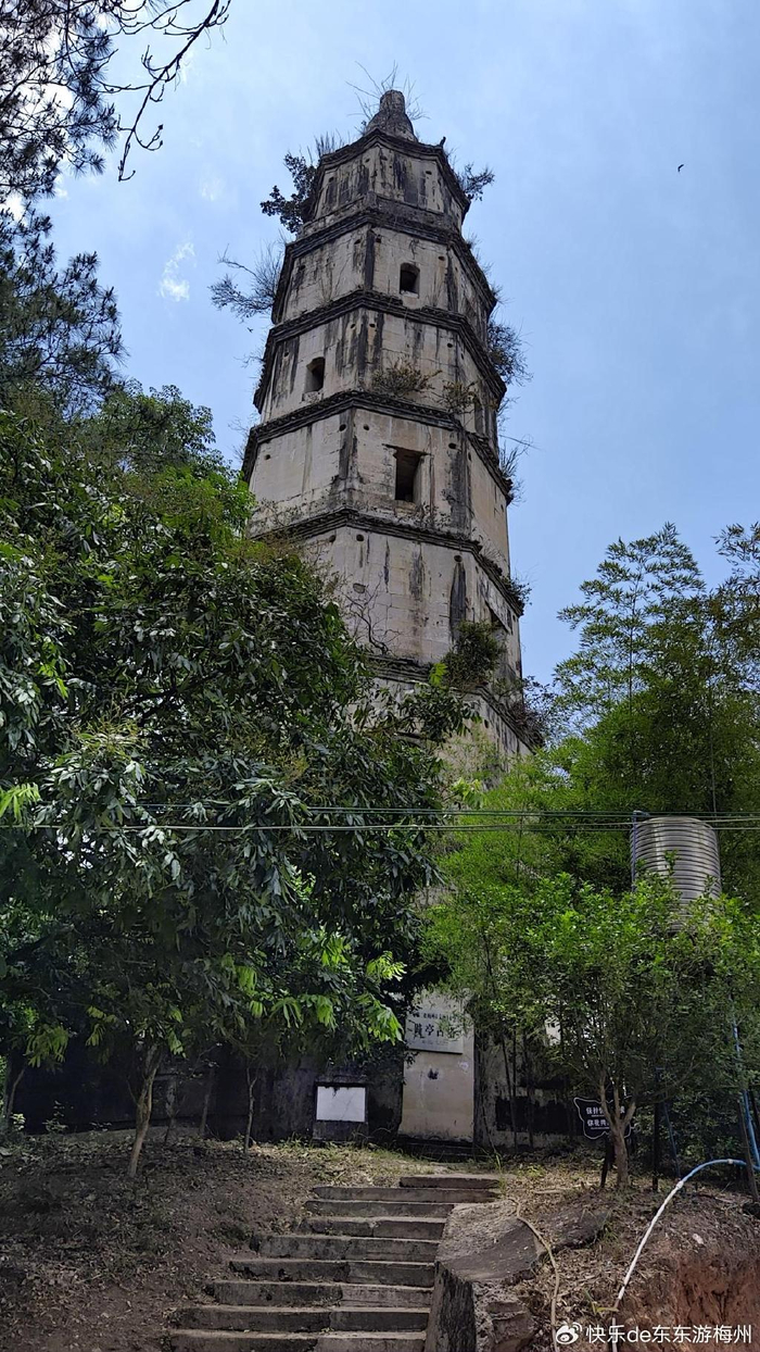 蕉岭文福路亭古塔，木板被拆后拱形青砖楼板竟不塌，顶层外有围墙