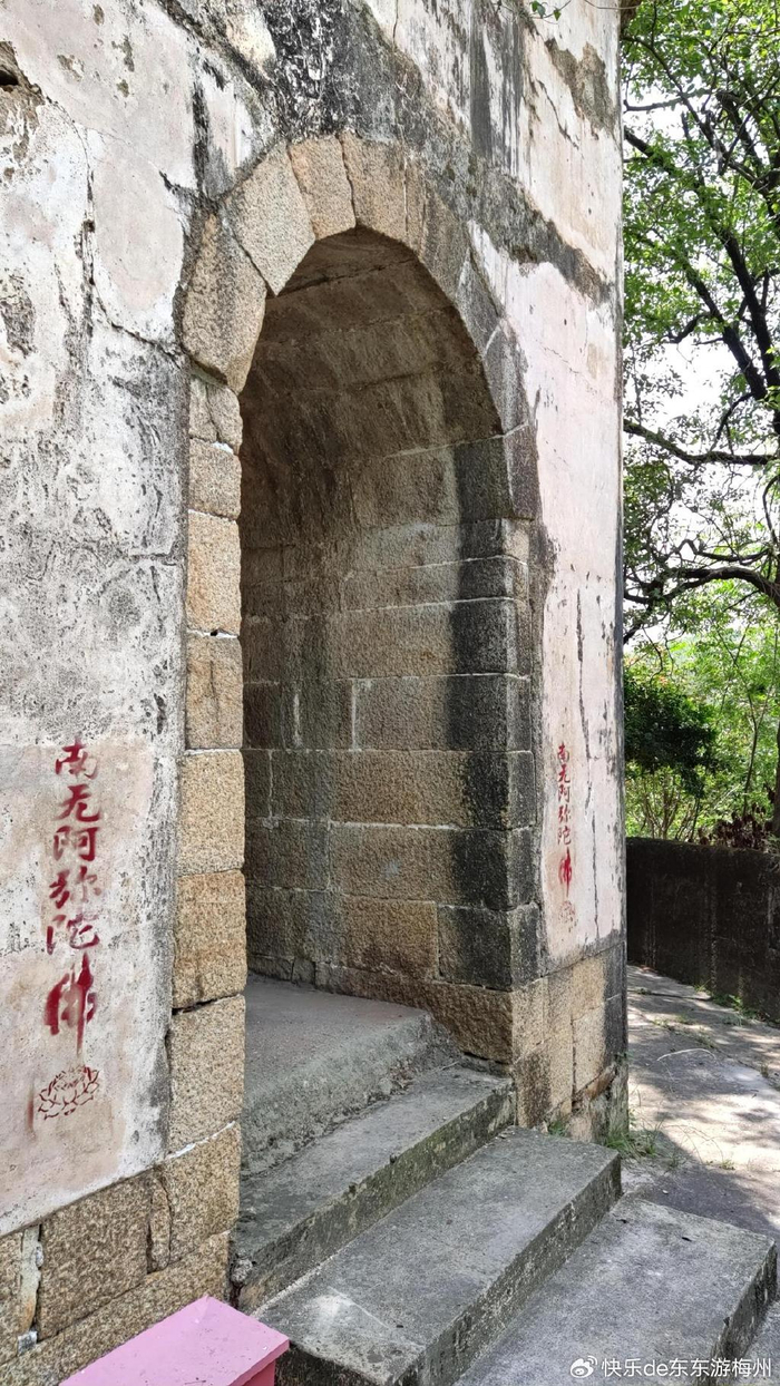 蕉岭文福路亭古塔，木板被拆后拱形青砖楼板竟不塌，顶层外有围墙